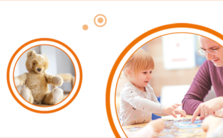 Teddybär und Vater mit Kind in orangenen Kreisen vor weißem Hintergrund