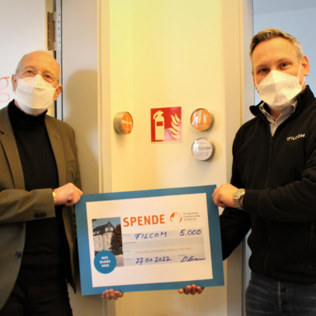 Ein Vertreter der Filmcom GmbH übergibt einen Spendencheck an den Förderkreis Vorstand Prof. Dr. Stefan Nägele