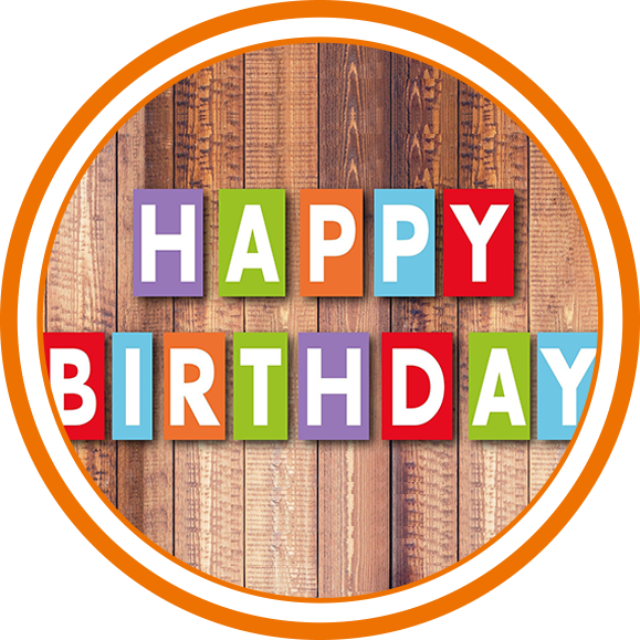 Bunte Buchstaben schreiben "Happy Birthday" vor braunem Holzhintergrund