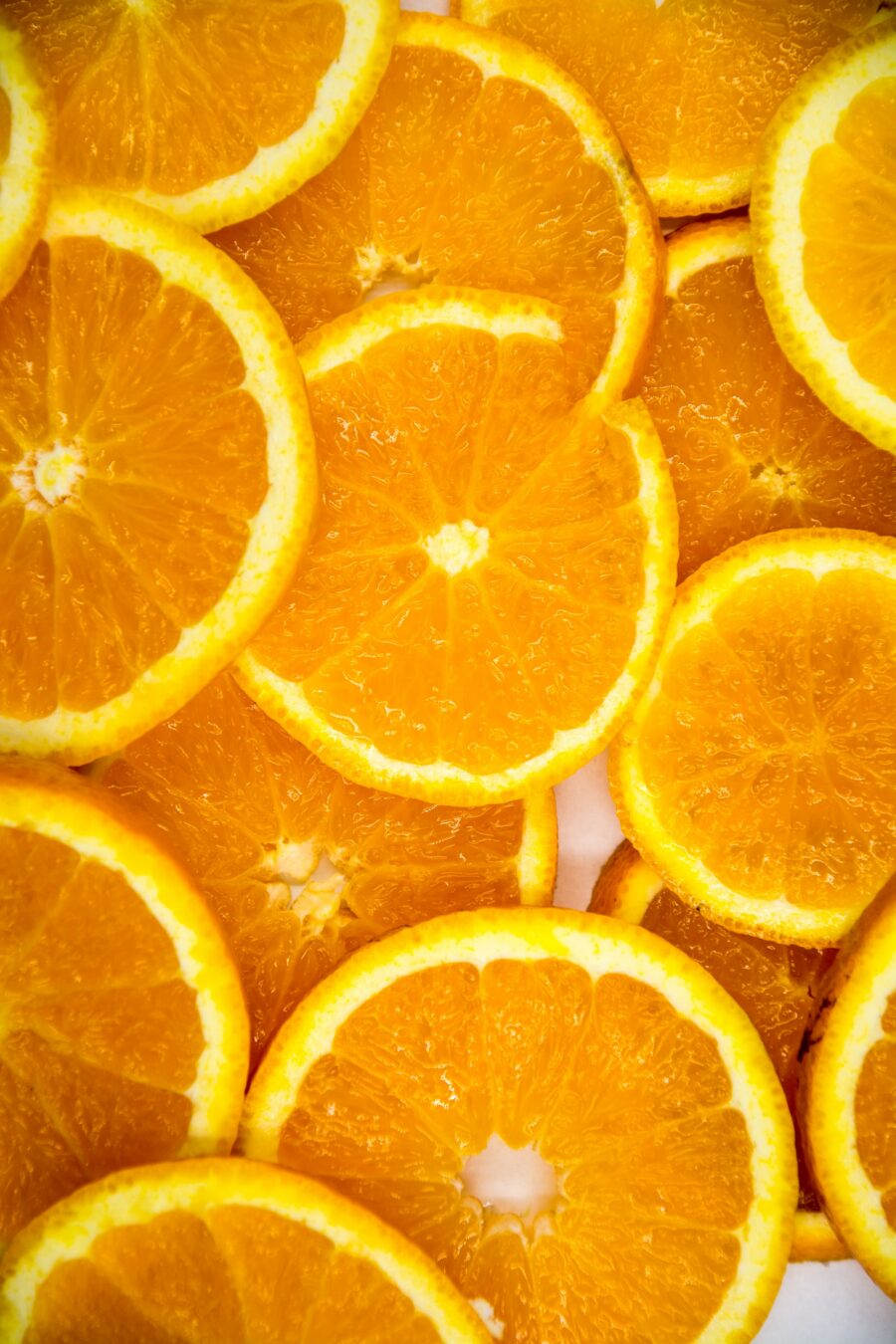 Orangenscheiben liegen übereinander