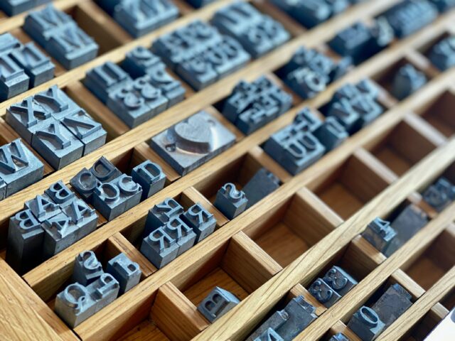 Buchstaben einer Druckpresse in Holzaufbewahrung