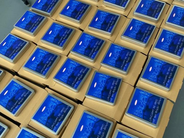 Blaue Memory-Spiele auf braunen Verpackungskartons